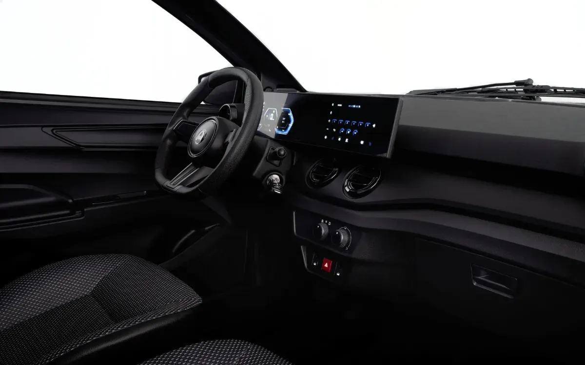 Cockpit des Aixam City mit Lenkrad, digitaler Anzeige und breitem Bildschirm