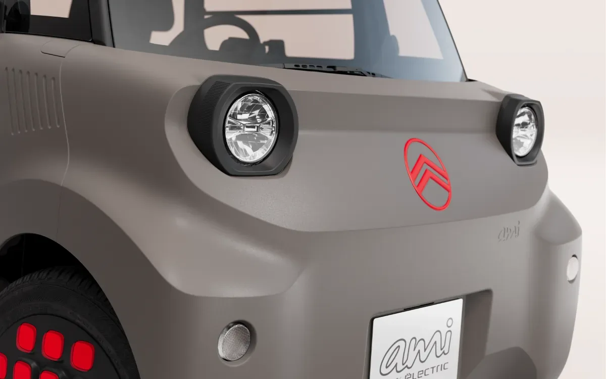 Front des Citroën Ami mit runden Scheinwerfern und rotem Citroën-Logo