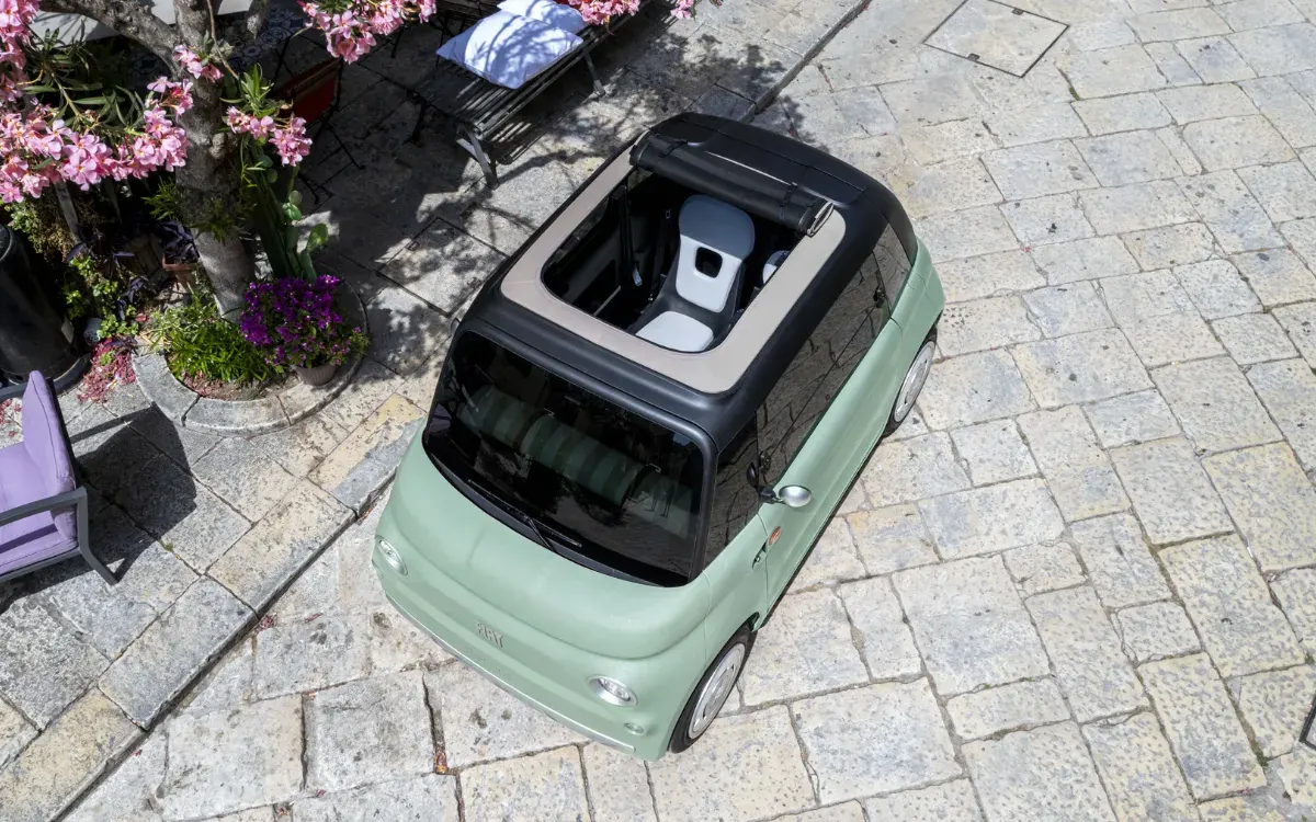 Fiat Topolino Dolcevita von oben mit geöffnetem Stoffverdeck