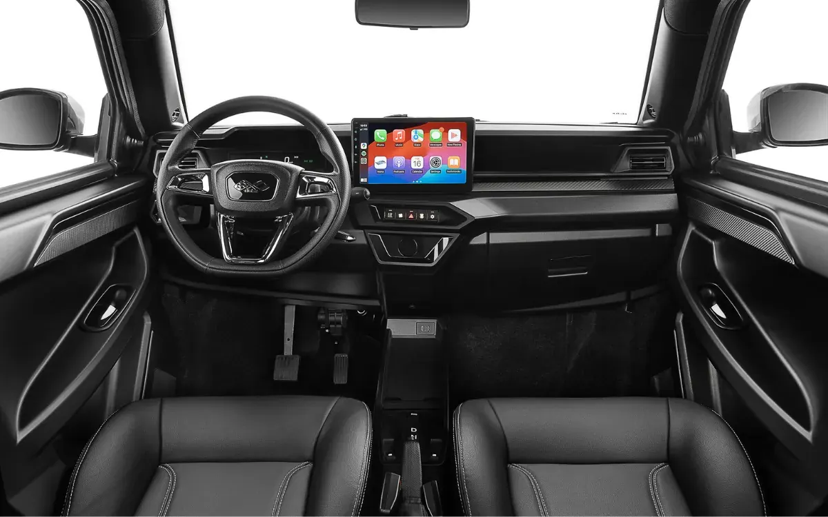 Cockpit des Ligier JS50 mit Lenkrad, digitalem Kombiinstrument und großem Bildschirm in der Mitte