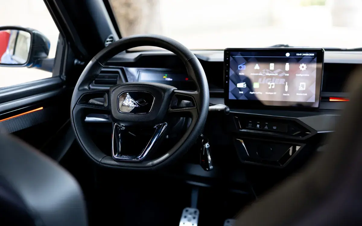 Cockpit des Ligier JS60 mit Lenkrad und großem Touchscreen