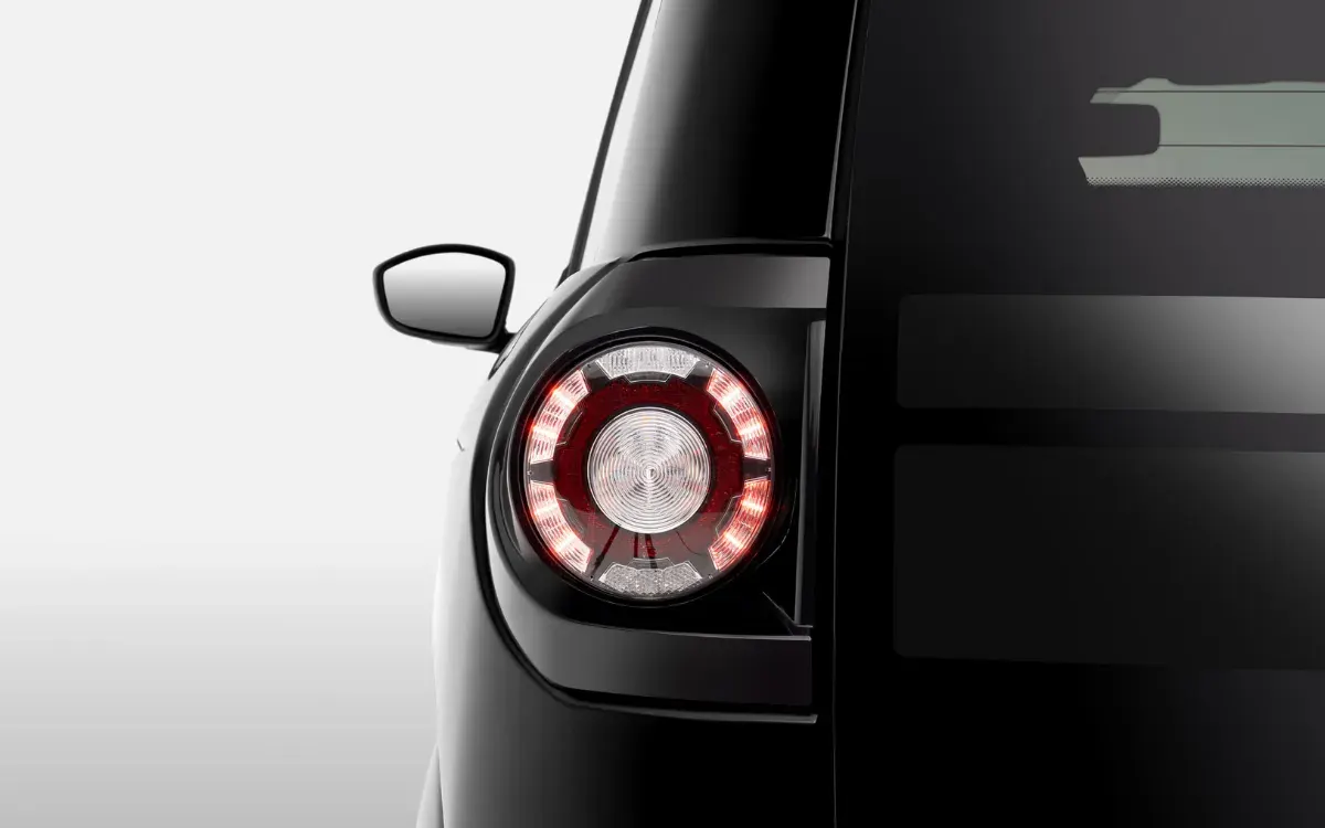 Runde LED-Rückleuchte am Heck eines schwarzen Ligier Myli