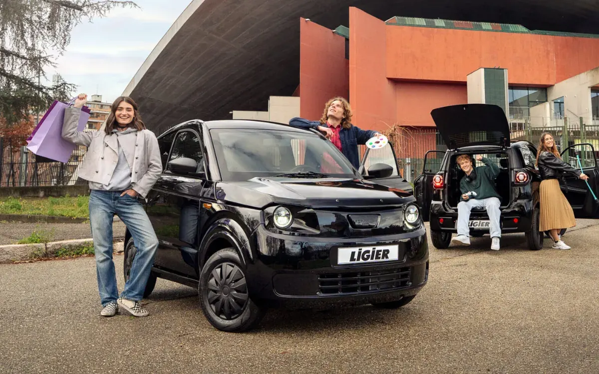 Zwei Ligier Myli, Nachfolger der Microcar-Modelle, mit Jugendlichen