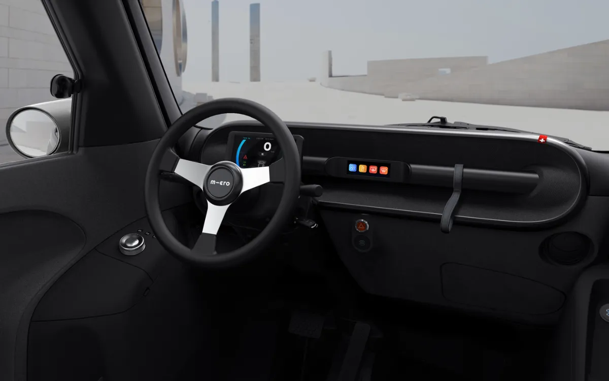 Cockpit des Microlino mit Dreispeichen-Lenkrad, digitalem Display und Drehknopf für die Fahrstufen