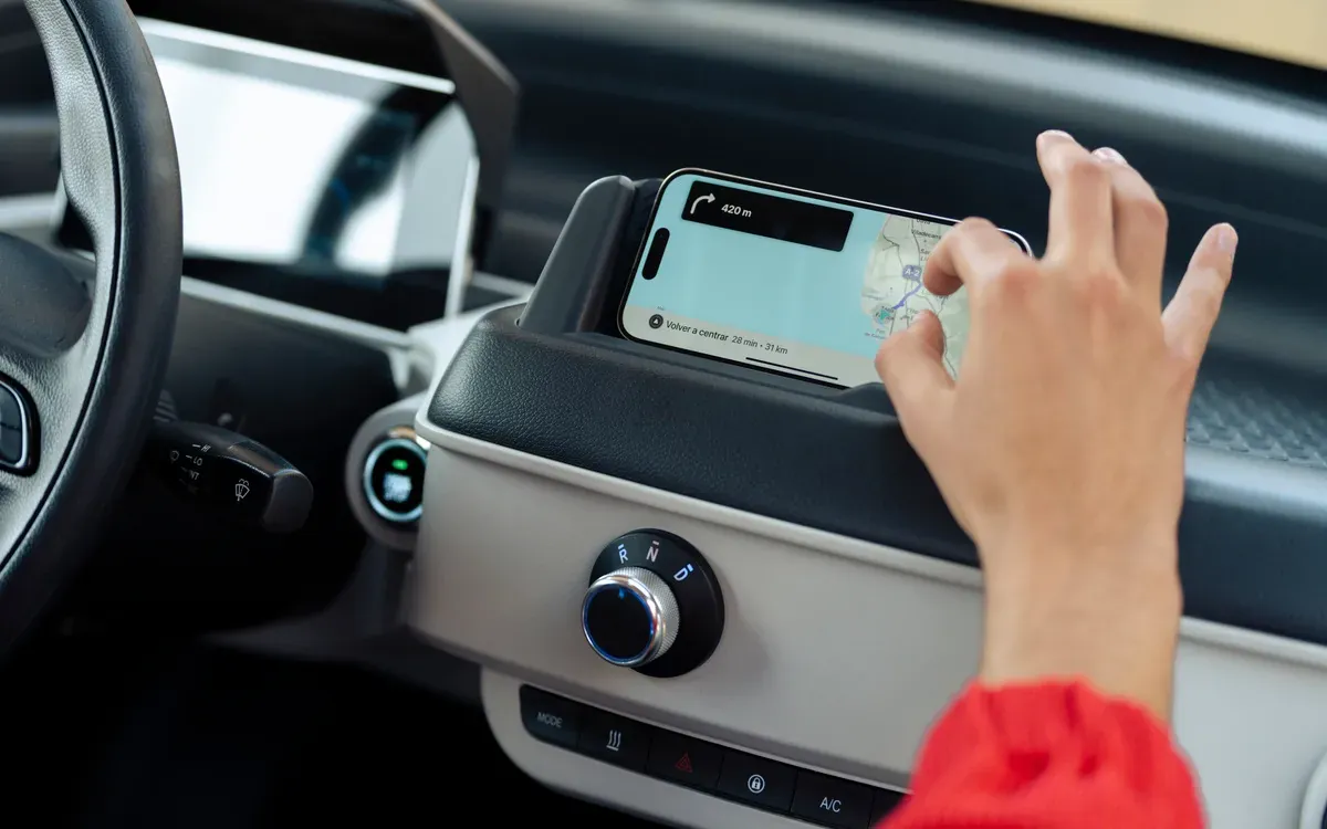 Handy mit Navigation in der Halterung am Armaturenbrett des Silence S04, darunter der Drehregler für die Fahrstufen